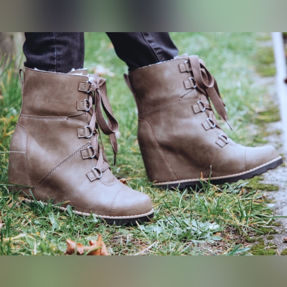 Katherine Laceup Wedge Boots Universal size 9